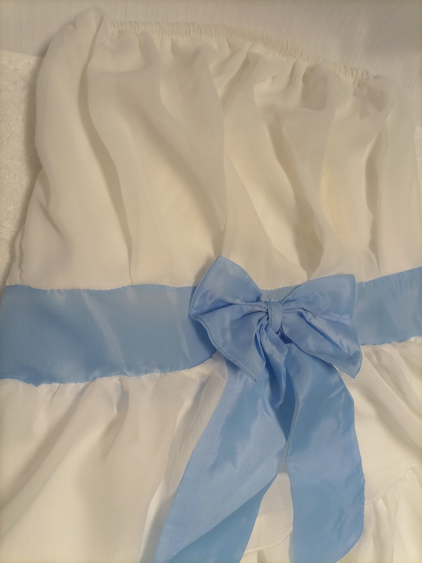 vestito Bianco con fioco Azzurro